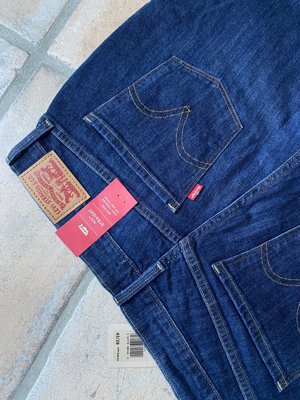 NWT Levi’s 505 Straight Leg Jeans – Medium Dark Wash – Size 6 (28)